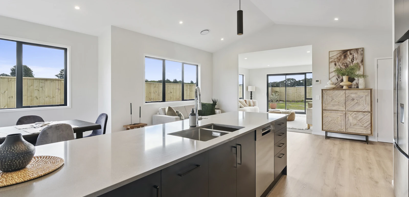 WLG104789 180 Karuhiruhi Street Teresa Mccombie 1046 1600 26