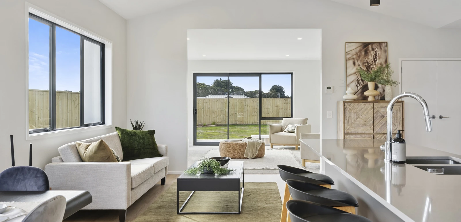 WLG104789 180 Karuhiruhi Street Teresa Mccombie 1046 1600 33