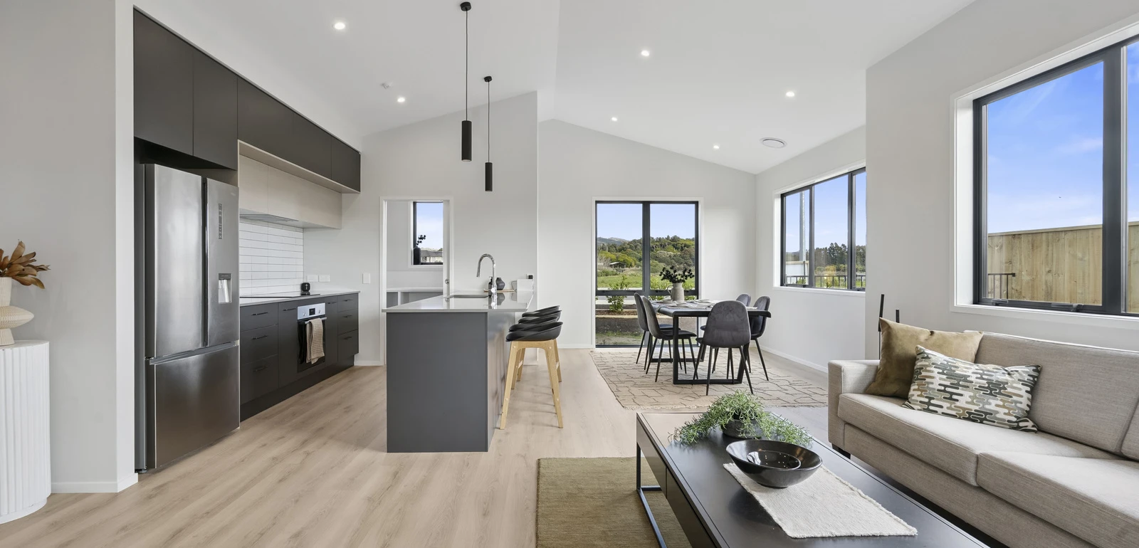 WLG104789 180 Karuhiruhi Street Teresa Mccombie 1046 1600 18