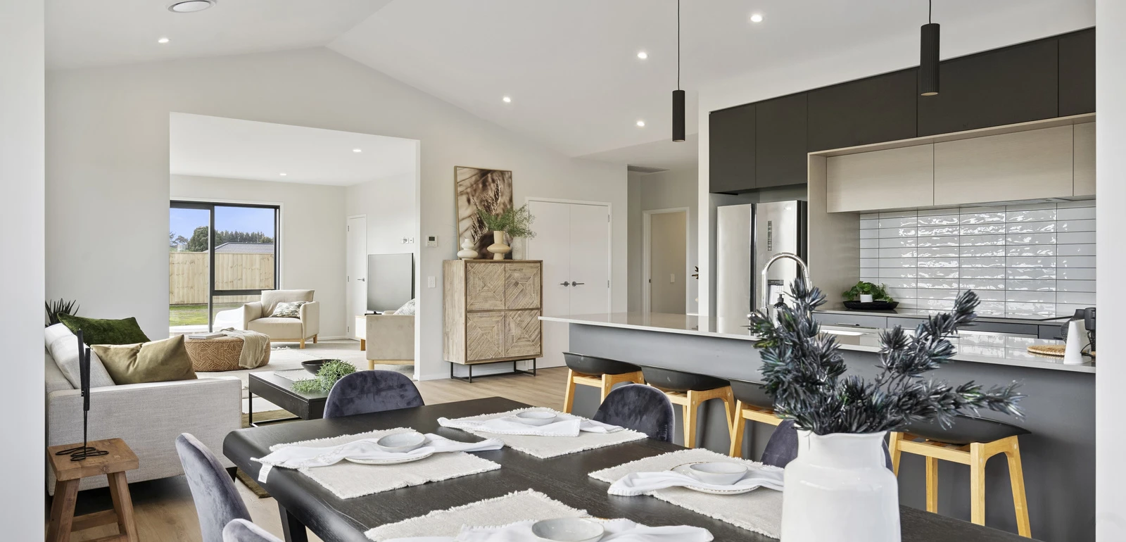WLG104789 180 Karuhiruhi Street Teresa Mccombie 1046 1600 32