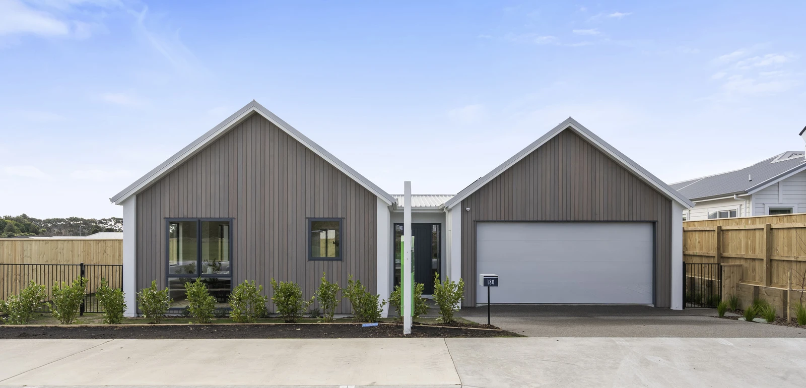 WLG104789 180 Karuhiruhi Street Teresa Mccombie 1046 1600 21