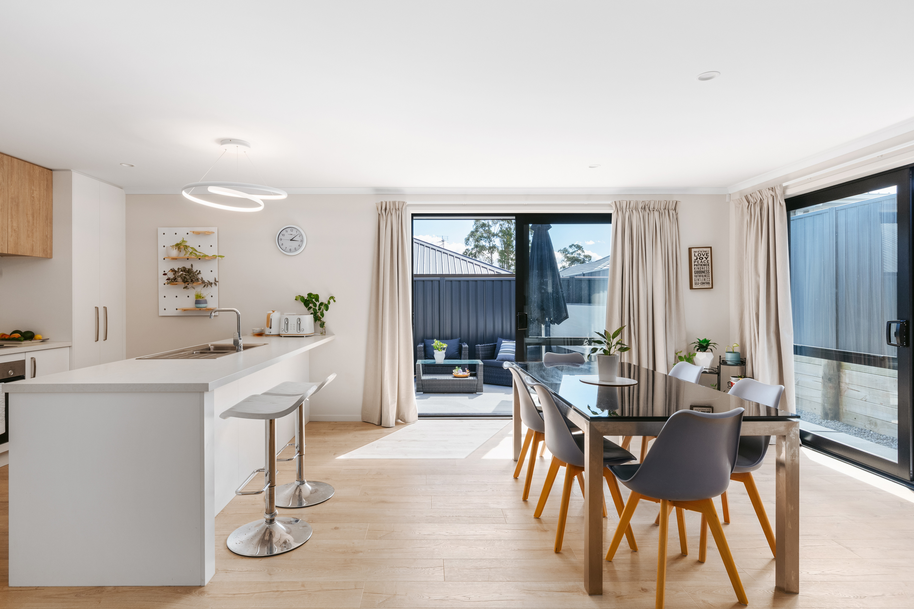 051 120 Sentinel Ave Web